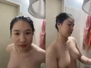 Poster of Gái vú bự, vừa call với người yêu vừa tắm